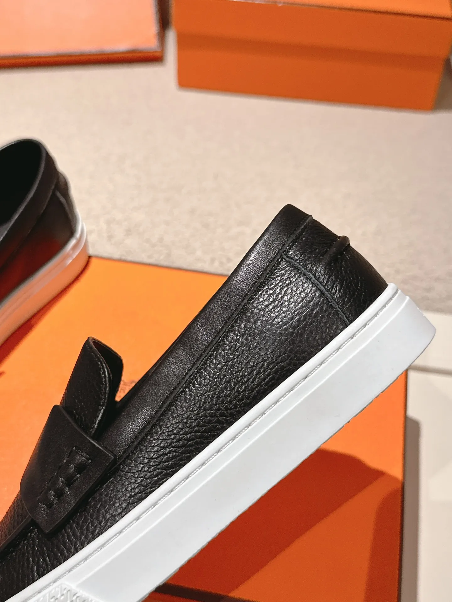 Men's men's shoes P620! Hermes# Thick Sole Couple Loafers These lace-up free sneakers in calfskin and washed denim feature signature "H" details. The design is simple and smooth, creating a fashionable urban look. It is comfortable and versatile. H family classics are not outdated, and the delivery counter is beautifully packaged🛍📦 Fabric: Original customized washed denim/first-layer cowhide Lining: Imported soft sheepskin Sole: Original open-molded anti-slip TPU material Size: 35-45